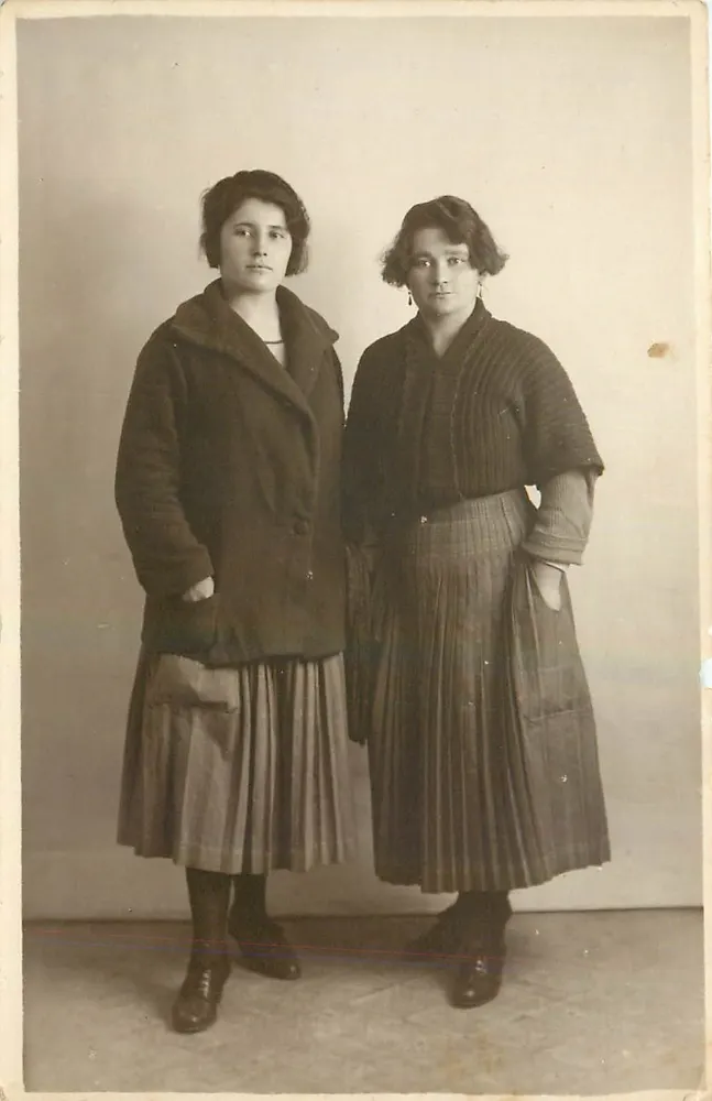 Twee jonge vrouwen — studio — Fotograaf van Kunst, 82, Avenue de Suffren, Parijs - Voorkant