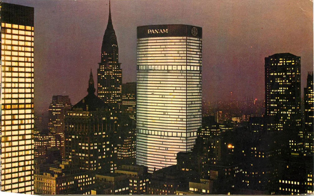 Vista noturna do prédio PAN AM em Nova York — Plasticchrome, Boston, Mass. 02130 - Frente