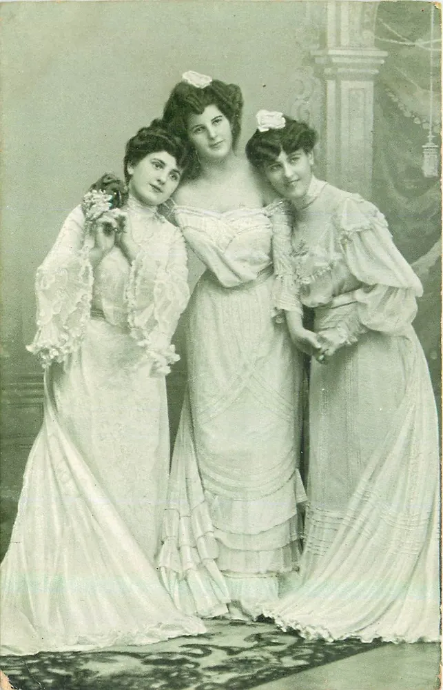 Três jovens mulheres em vestidos de estilo Belle Époque — série 1448 - Frente