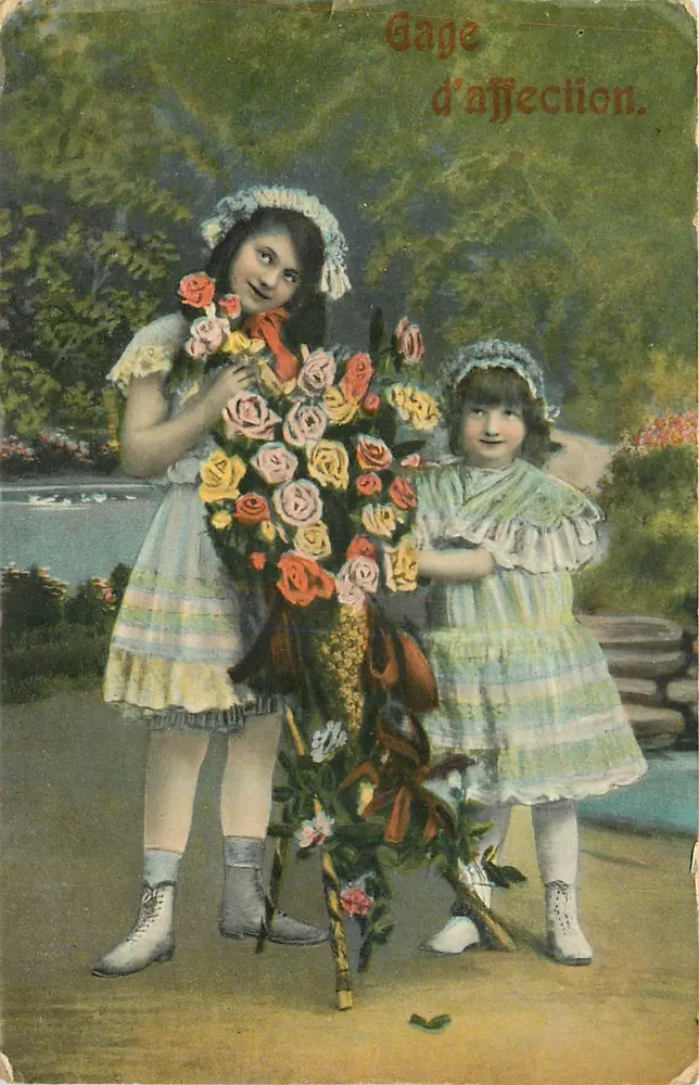 दो युवा लड़कियां एक बड़े गुलाब के बुकेट के साथ — प्रेम के लिए एक वाहक — श्रृंखला 1410 - आगे