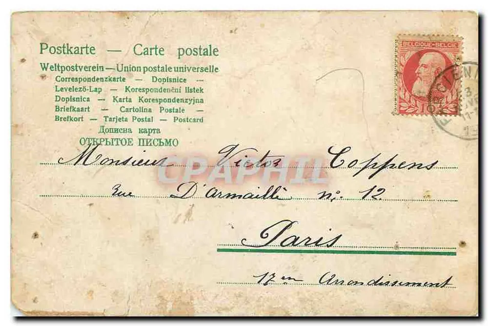 Criança nua sentada — diante de uma pequena cabana verde — editor desconhecido - Verso