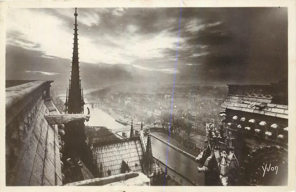 Paris — Lever de soleil des tours de Notre-Dame — Éditions d'Art Yvon, Paris - Recto