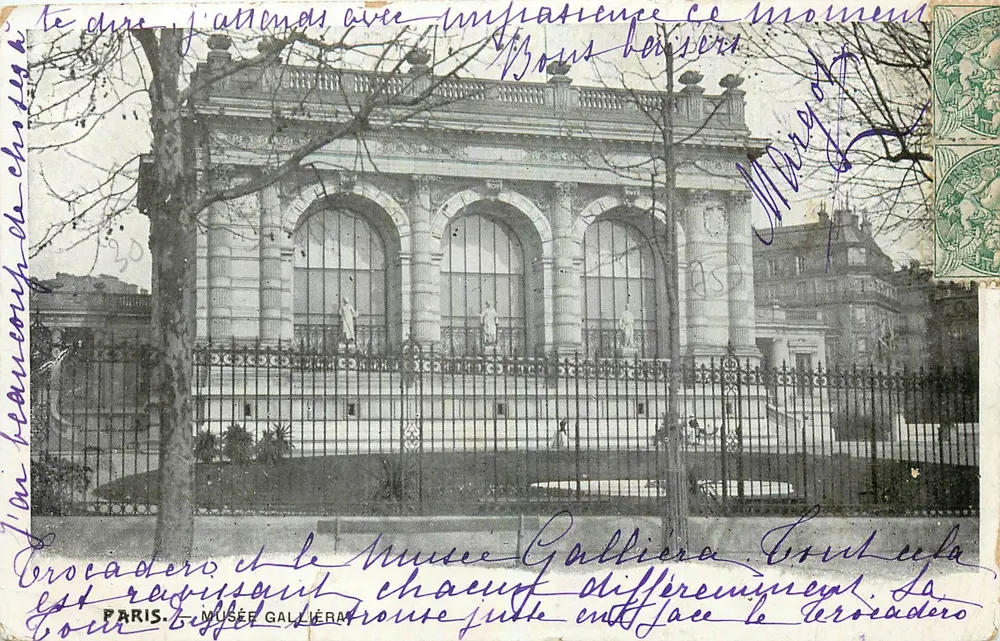 Paris - Musée Galliera — vista do edifício com grades e estátuas — editor desconhecido, número de série não visível - Frente