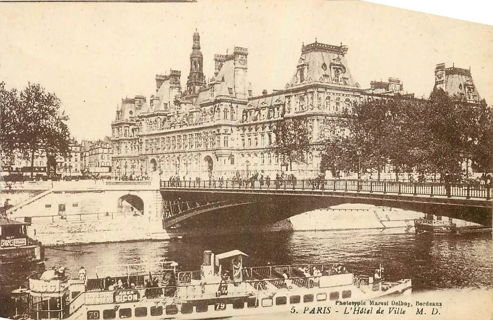 Paris - O Hotel de Ville — vista de um ponte sobre a Sena, com barco de passageiros — Fototipia Marcel Delbey, Bordeaux - Frente