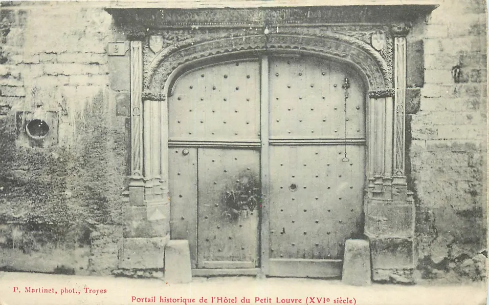 Historischer Portal des Hôtel du Petit Louvre (16. Jahrhundert) — P. Martinet, phot., Troyes - Vorderseite