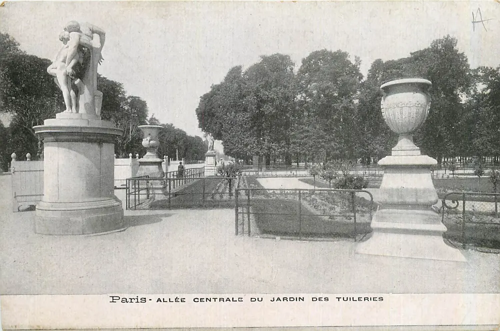 Paris - Zentralallee des Tuileries-Gartens — Ansicht mit Statuen und Urnen - Vorderseite
