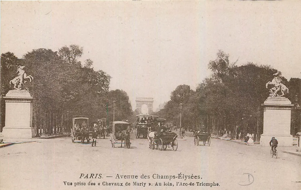 Paris — Avenida dos Campos Elísios — visão tirada dos Cavalos de Marly. No longe, o Arco do Triunfo. - Frente