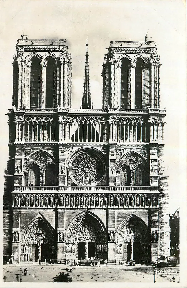 Nossa Senhora de Paris — fachada gótica — Patras, n°156 - Frente