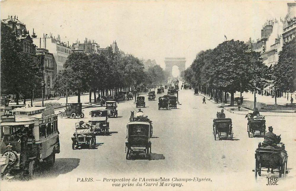 PARIS — Perspectiva da Avenida dos Campos Elísios, vista tirada do Carré Marigny — ACT - Frente