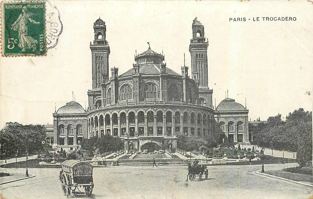 Paris - O Trocadero — vista do Palácio de Chaillot — editor não visível - Frente
