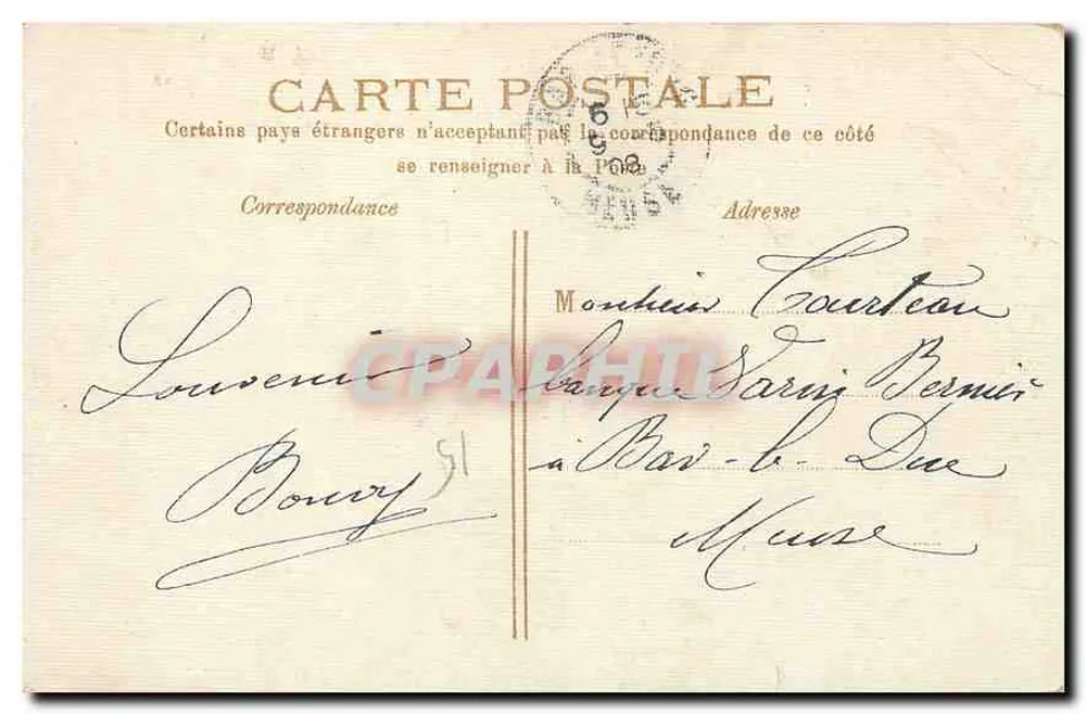 Paris. A Igreja da Madeleine — vista da praça com carros e pedestres — editor não visível, número de série não visível - Verso