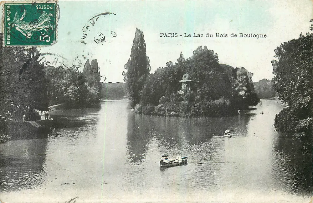 PARIS - Le Lac du Bois de Boulogne — vue du lac avec embarcation et îlot — éditeur non identifié - Recto