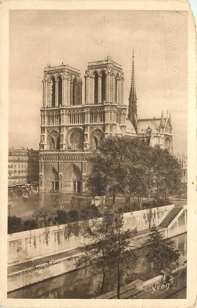 Notre-Dame de Paris — façade et flèche — éditeur YVON, série 51 - Frente