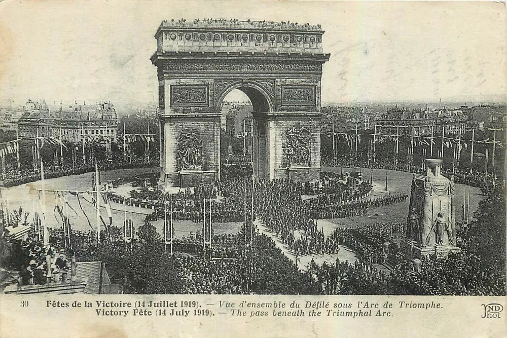 Feste der Siegesfeier (14. Juli 1919) — Panoramablick auf den Paraden unter dem Triumphbogen — JNDhot - Vorderseite