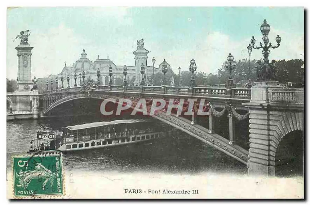 PARIS - Ponte Alexandre III — vista do ponte com barco na Seine — editor WAGGI - Frente