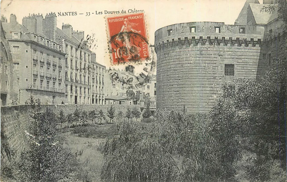 NANTES — 33 — As Douves do Castelo — Editor não visível - Frente