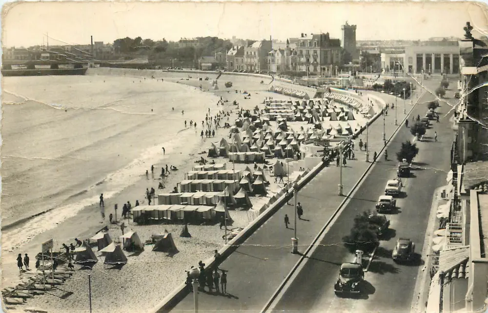 Les Sables-d'Olonne — Der Damm und die Strandpromenade in Richtung Casino — Réal-Photo n°1128 - Vorderseite
