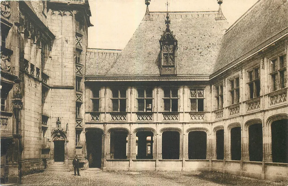 Bourges — Les Arcades — Palais Jacques-Cœur - Front