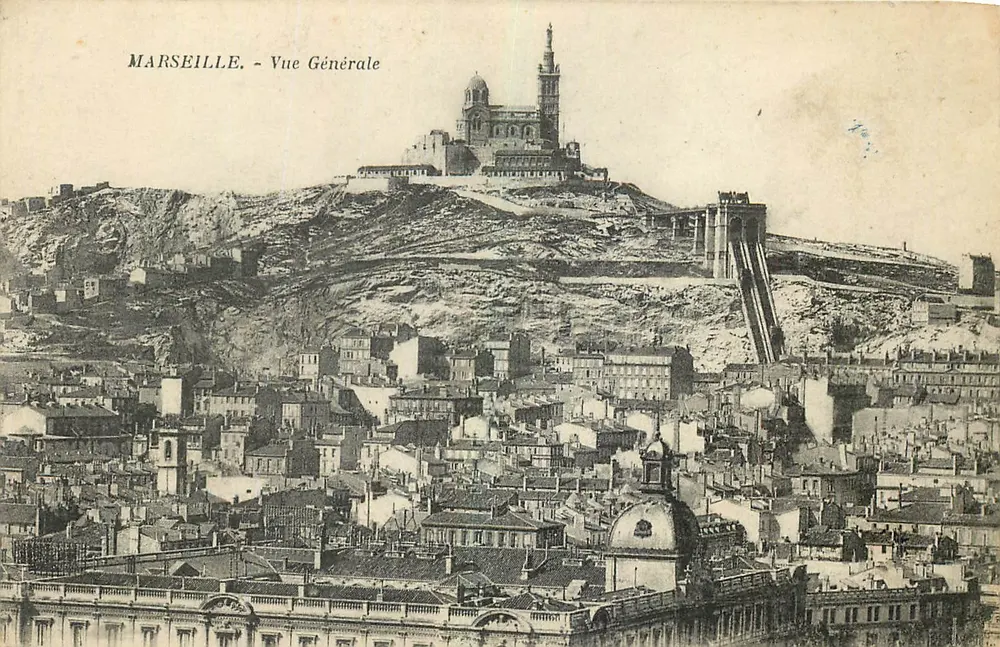 Marseille - Vista Geral — vista panorâmica com Notre-Dame de la Garoupe e o viaduto da linha de ferrovia - Frente