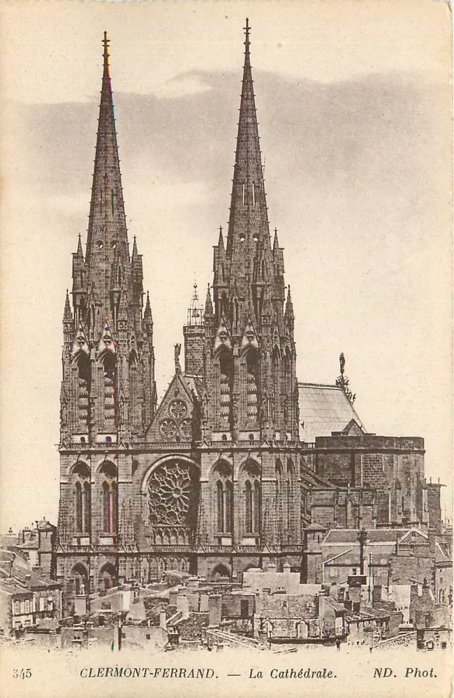 Clermont-Ferrand — A Catedral — ND. Phot. - Frente