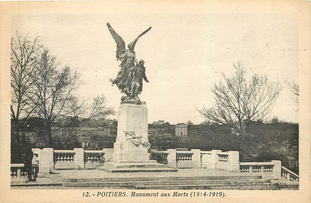 Poitiers — Monument aos Mortos (1914-1919) — Ch. Begnard-edição, Poitiers - Frente