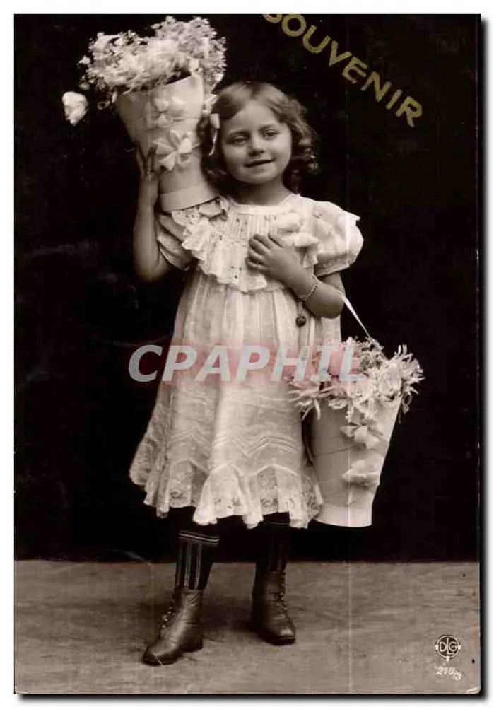 Petite fille en robe à volants — tenant deux bouquets — DLG, n° 2103 - Recto