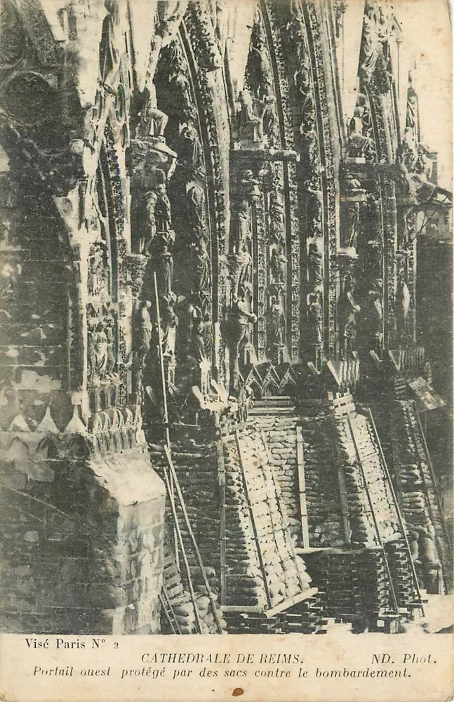 Catedral de Reims — Portal oeste protegido por sacos contra o bombardeio — Visé Paris N° 2 - Frente
