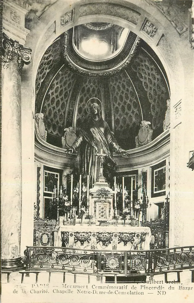Paris — Kapelle Notre-Dame-de-Consolation — Gedenkmonument zum Brand des Bazar de la Charité — A. Guillbert, Architekt - Vorderseite