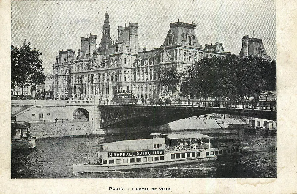Paris - Das Rathaus — Ansicht der Brücke und des Bootes 'St Raphael Quinquina' - Vorderseite