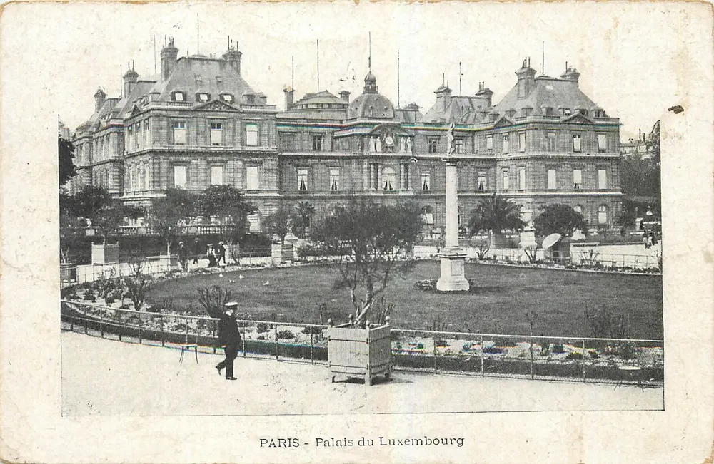 PARIS - Palácio do Luxemburgo — vista do jardim com coluna — editor não visível - Frente