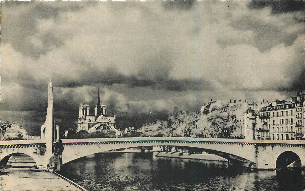 Nossa Senhora de Paris — sob um céu de tempestade — Edições MARCO n°29 - Frente