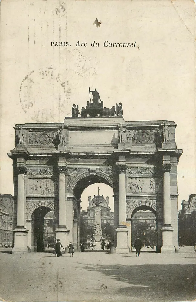 Paryż. Arc de Carrousel — monumentalny widok z rzeźbami i przechodzящymi — wydawca nieznany, numer seryjny nieczytelny - Awers