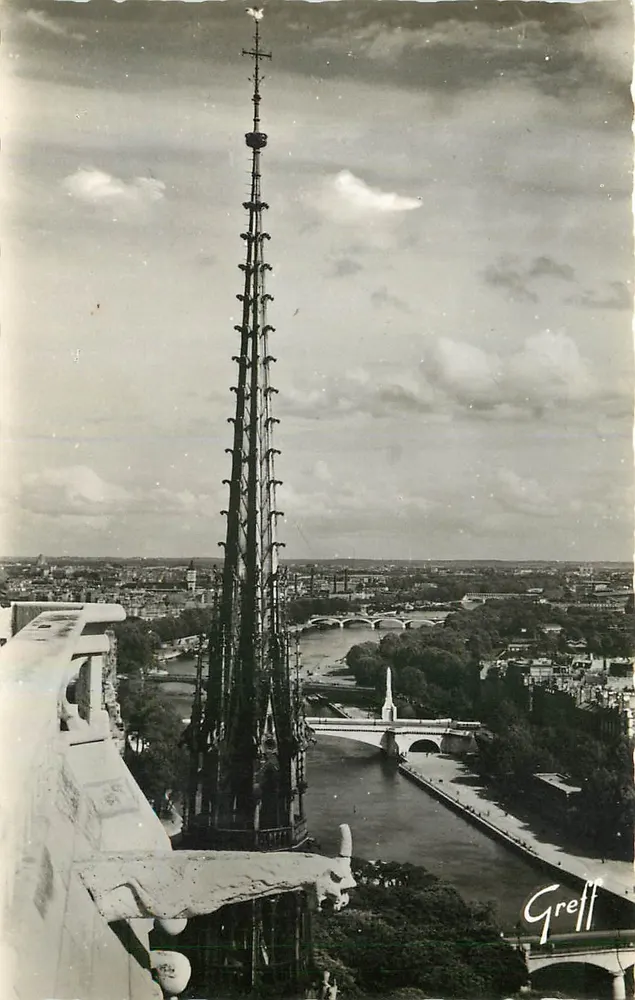 Paris — A Flecha da Catedral de Notre-Dame — Greff - Frente