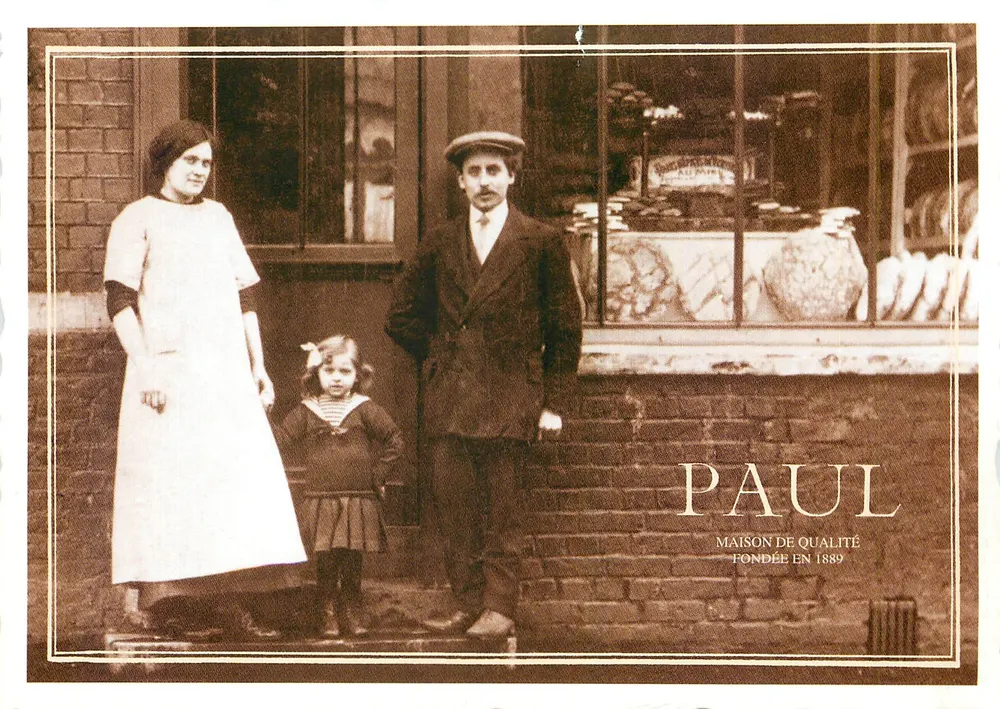Família Mayot diante de sua padaria — Paul, empresa de qualidade fundada em 1889 - Frente