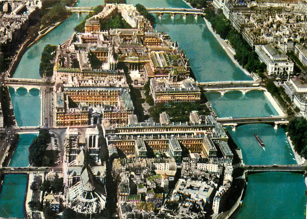 Vue panoramique aérienne sur l'île de la Cité — Reprographie Interdite, Paris - Recto