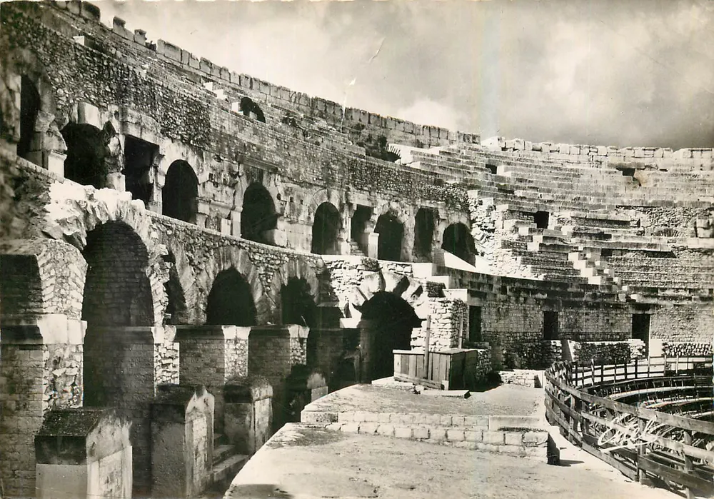 Nîmes — Os Gradins das Arênes — Éditions de Luxe Lavelle & Cie - Frente