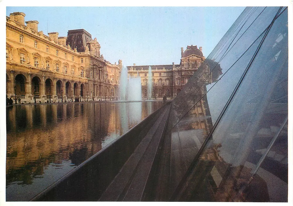 Museu do Louvre — A Pirâmide — Arquiteto I.M. Pei — Fotografia: Deidt von Schaeven — Edição R.M.N., 1989 - Frente