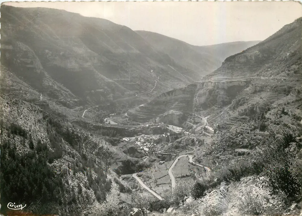 Sainte-Enimie (Lozère) — Schleifenförmige Straßen überblickend den Cirque — Ciny - Vorderseite