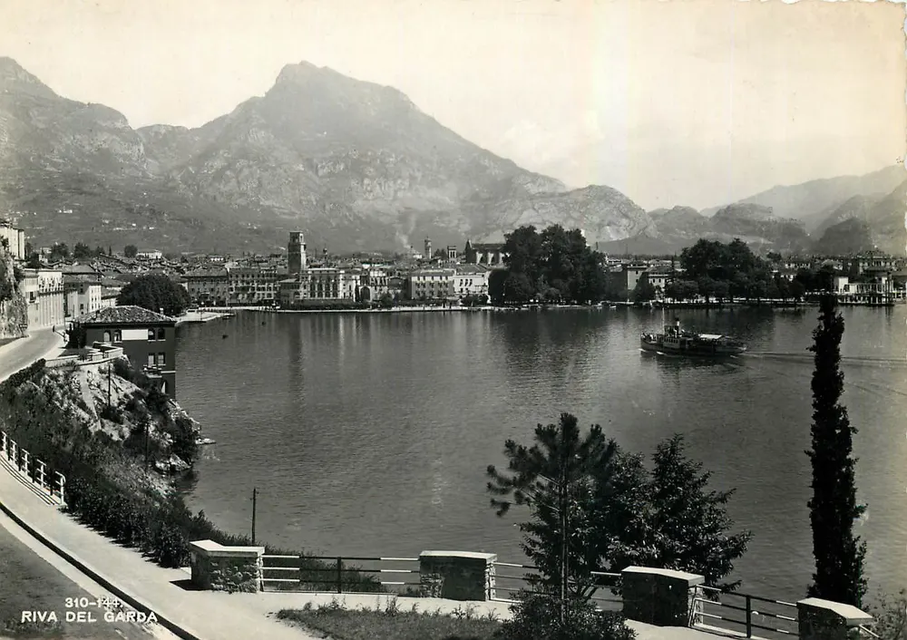 Riva del Garda — vista panorâmica do lago com barco — Ditta G. Bresciani, n° 310-144 - Frente