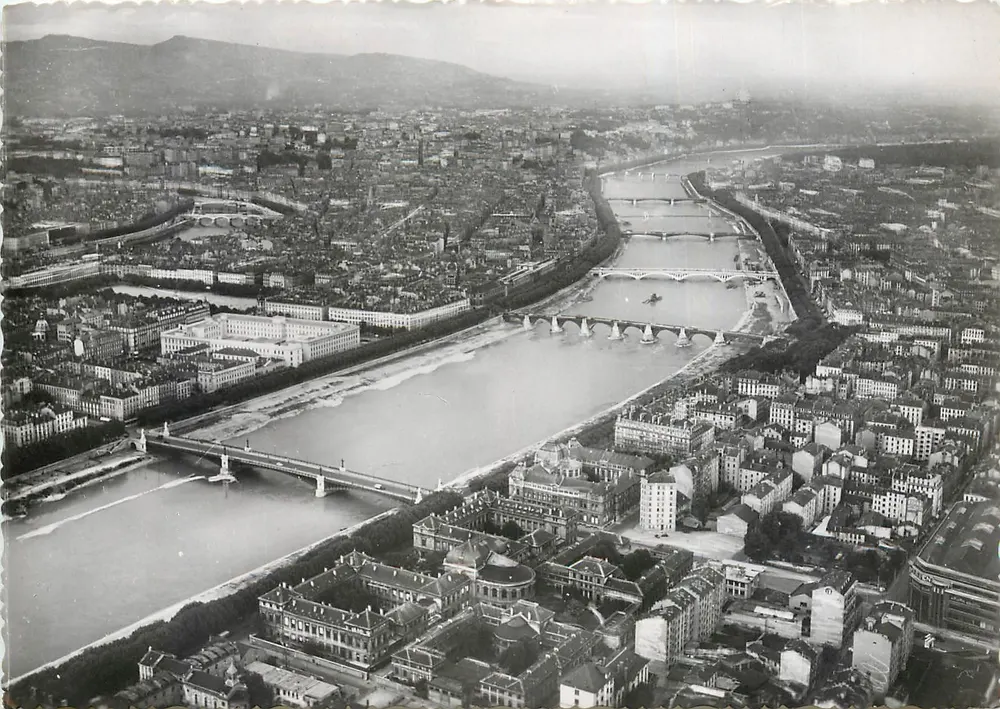 Lyon — Hôtel des Postes, Place Bellecour et ponts du Rhône — Éditions J. Cellard, Lyon - Recto