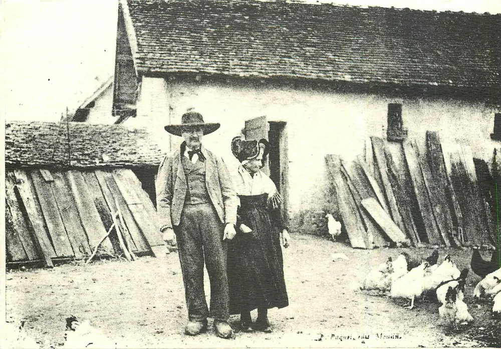 Paugeri, no Moulin — casal diante de uma granja — J. Pagueri, 1890-1910 - Frente
