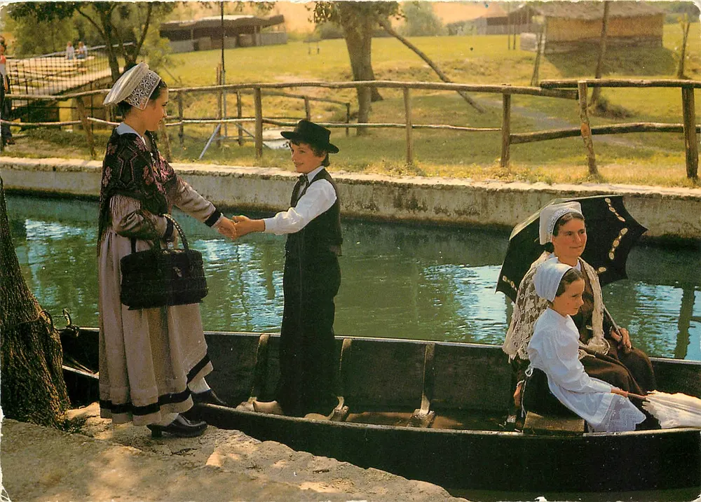 Les Rivières / Varennes-sur-Loire — Folklore Frankreichs, Kleidung 'Cabanière' — Artaud Frères, Nr. 353 - Vorderseite