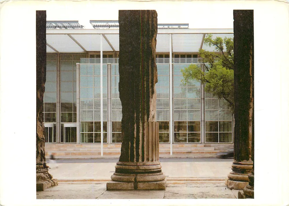 Carre d'Art, Nîmes — architektonische Arbeit — Sir Norman Foster and Partners - Vorderseite