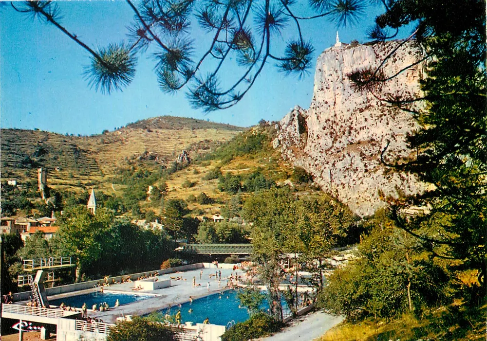Castellane (Alpes-de-Haute-Provence) — A piscina — Arq. M. Carre Roger - Frente