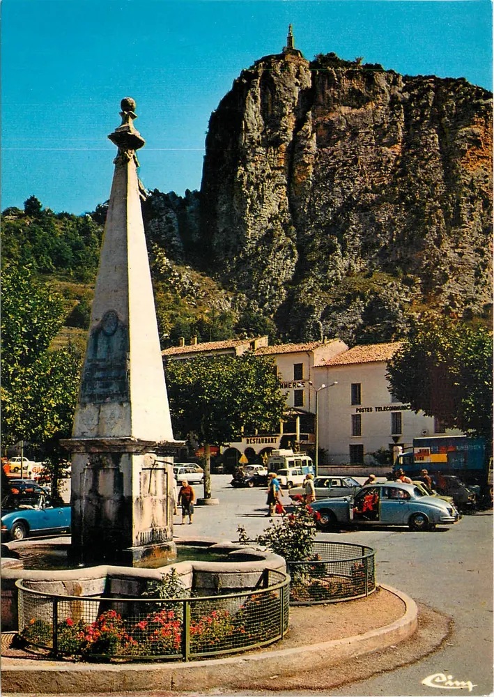 Castellane (Alpes-de-Haute-Provence) — La place et le Roc — Imprimeur Combier, n° 35-000 - Recto
