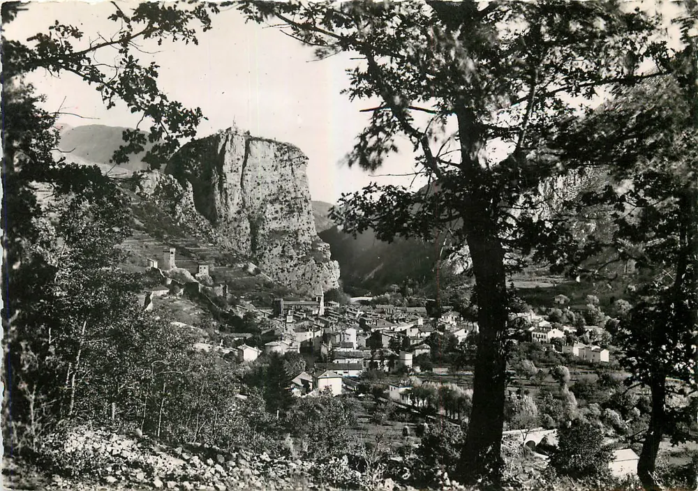 Castellane (B.-A.) — Vue Générale et le Roc — Éditions Artistiques A.D.I.A. NICE - Recto