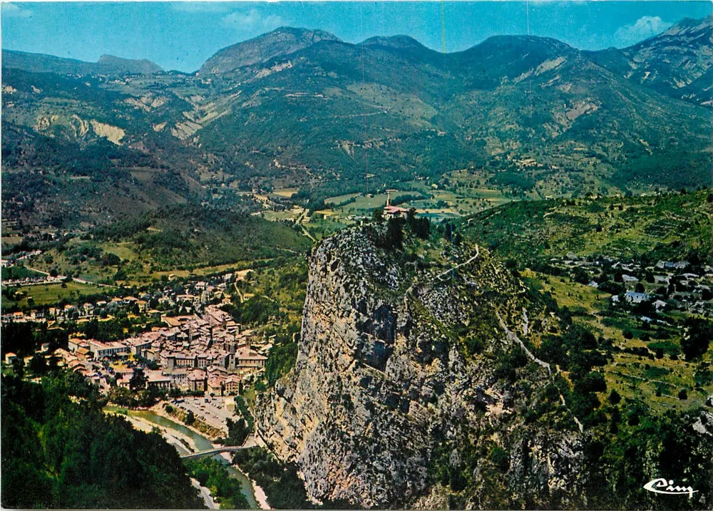 Castellane (Alpes-de-Haute-Provence) — Vue générale aérienne — Imprimeur Combier - Recto