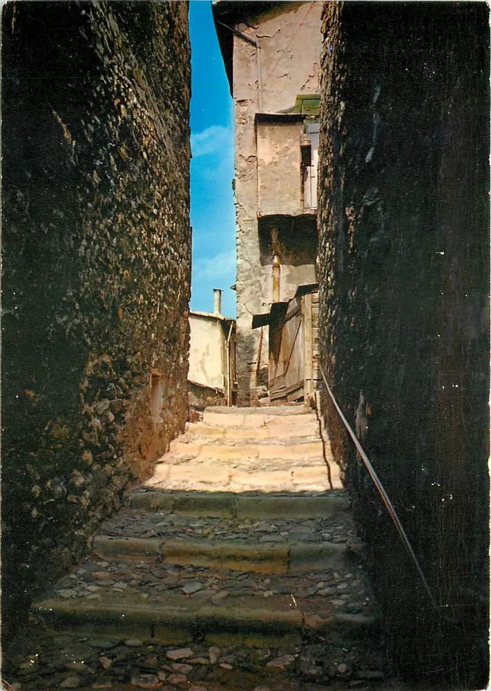 Ruelle étroite à Digne-les-Bains — vue en contre-jour — Imprimerie Combier, Macon - Recto