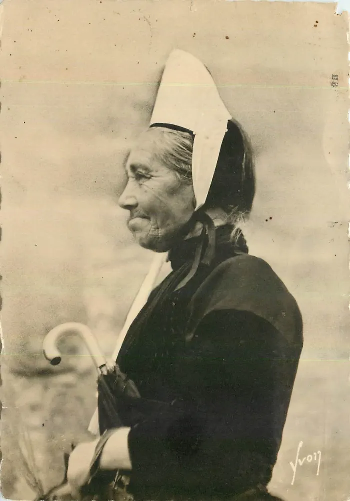 Headwear of an old Bigouden woman (Finistère) — Art Editions Yvon, no. I B. 513 - Front