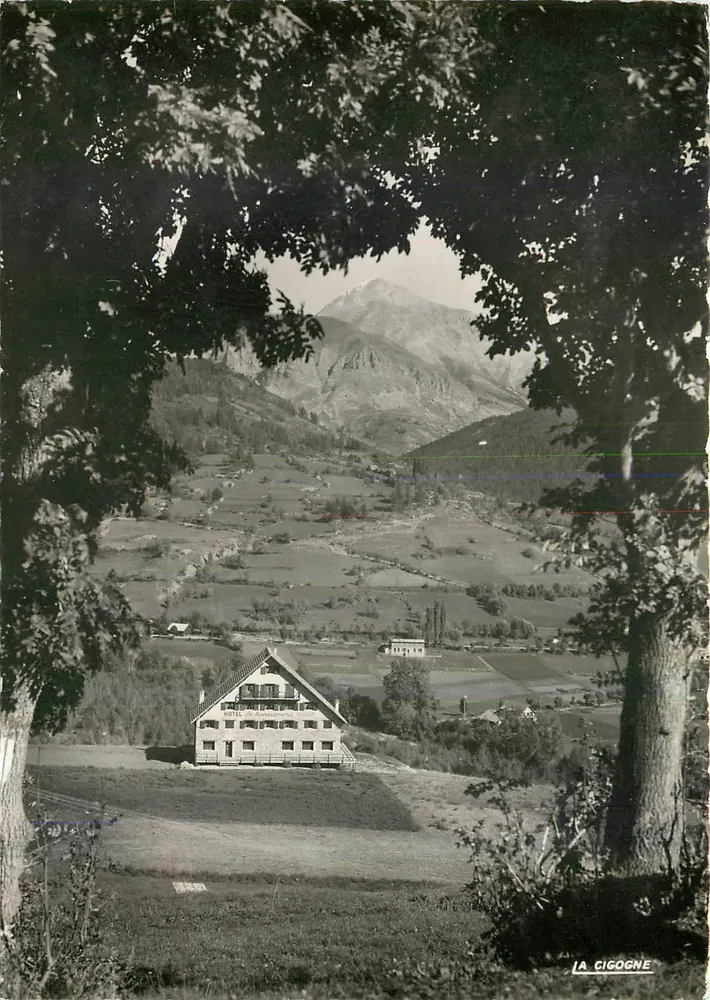 Ansicht des Hotels 'Le Montagnard' in Allos — La Cigogne, Edition Andis Lecomte - Vorderseite